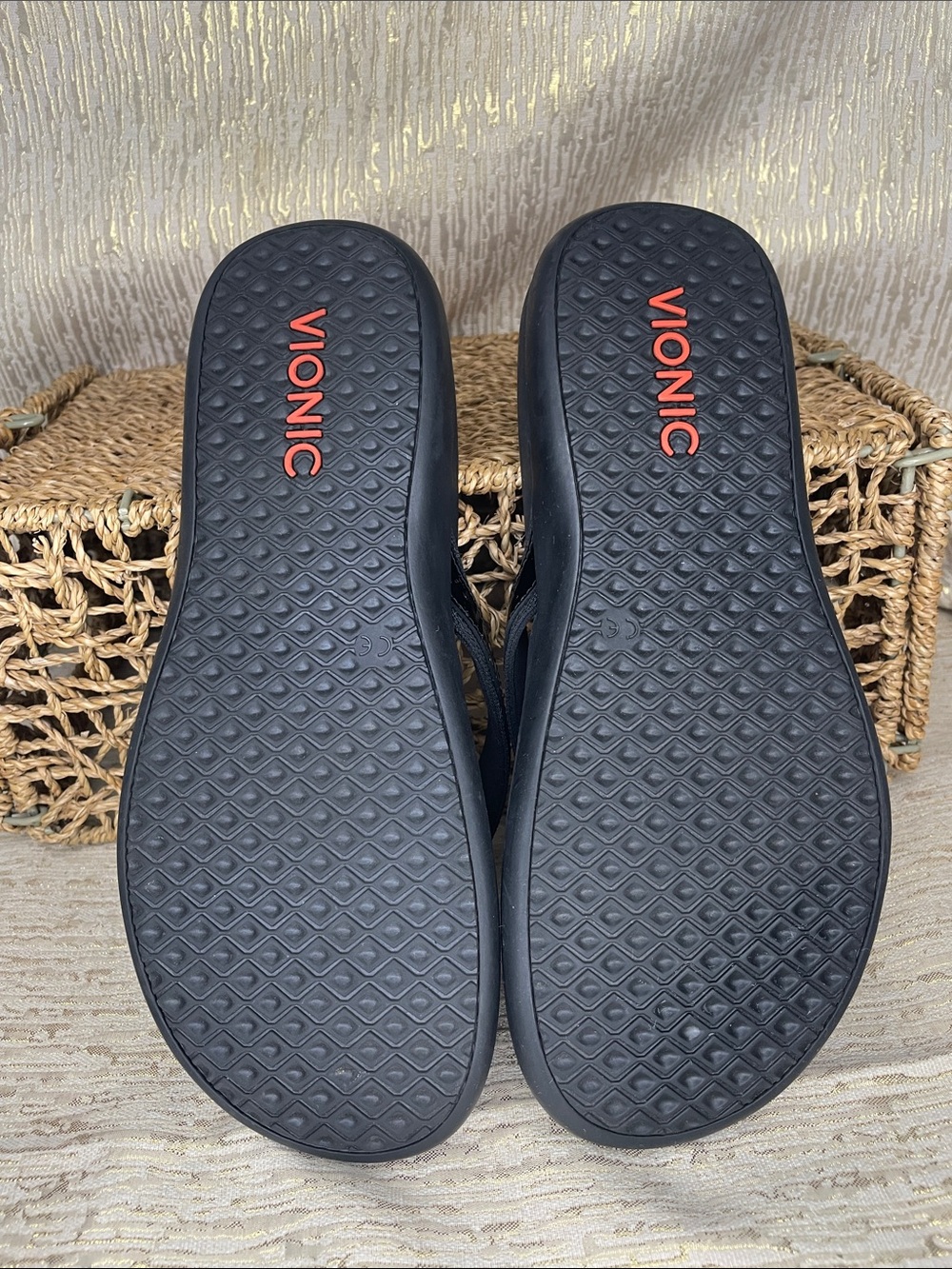 Vionic TIDE  Black Flip Flop Sandals Sz 9 Men’s MINT! - Picture 6 of 8